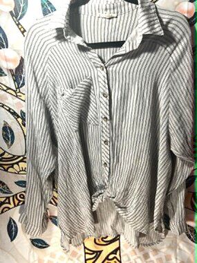KyeMi Gray & White Vertical Stripe Button‑Down Shirt – Size M